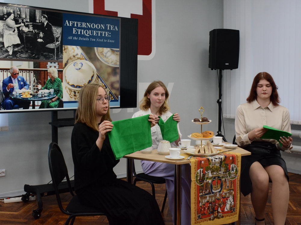 Работа в мини-группах. Практические занятия по иностранным языкам проходят в небольших группах, которые создают комфортную учебную среду, позволяют преподавателю уделять больше внимания каждому студенту.