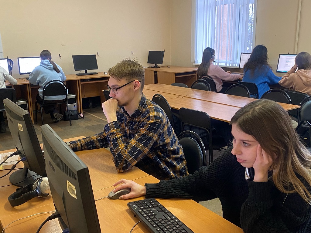 Освоение цифровых инструментов профессии. Студенты учатся работать в профессиональных программах для переводчиков, таких как Trados, SmartCat, OmegaT, с которыми сегодня работает рынок труда. Это формирует цифровую грамотность переводчика, учит выстраивать собственные переводческие стратегии.