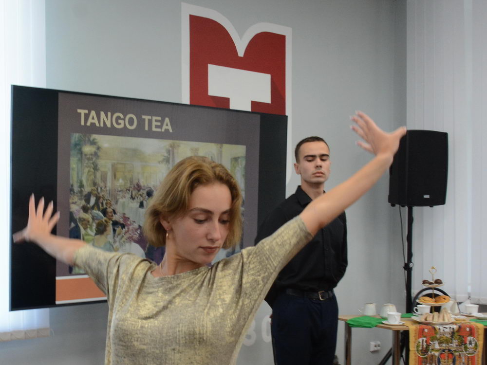 Театральная педагогика. Литературу и историю страны изучаемого языка вы будете изучать в роли настоящих сценаристов, актёров, звукорежиссёров, декораторов сцены! Студенты ставят театральные постановки по классическим и современным произведениям. Наш англоязычный студенческий «театральный десант» демонстрирует фрагменты своих театральных постановок в школах Тулы и области.