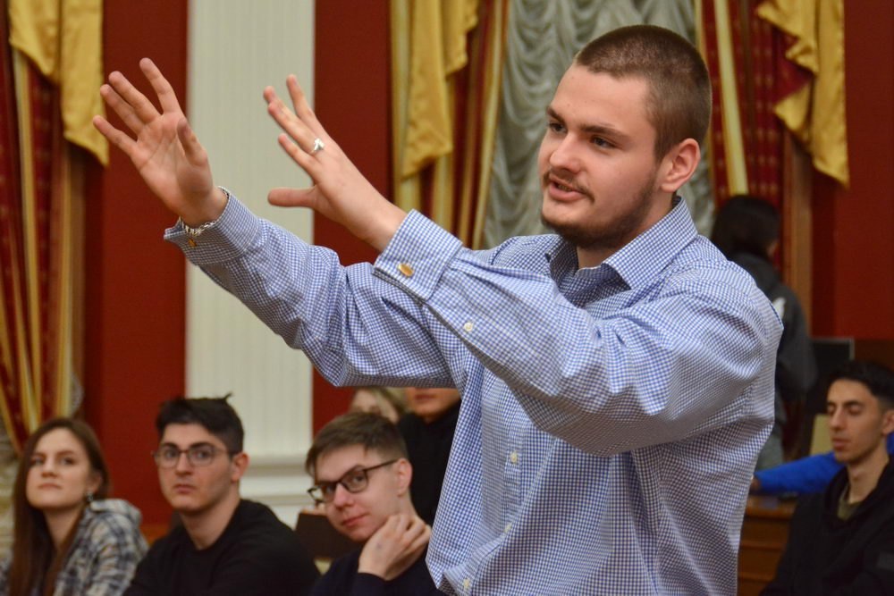 Занятия проходят в разных форматах (деловые игры, дискуссии, дебаты, моделирование политической реальности, проекты и т.д.), преподаватели могут видеть прогресс каждого студента, помогать и направлять индивидуально.