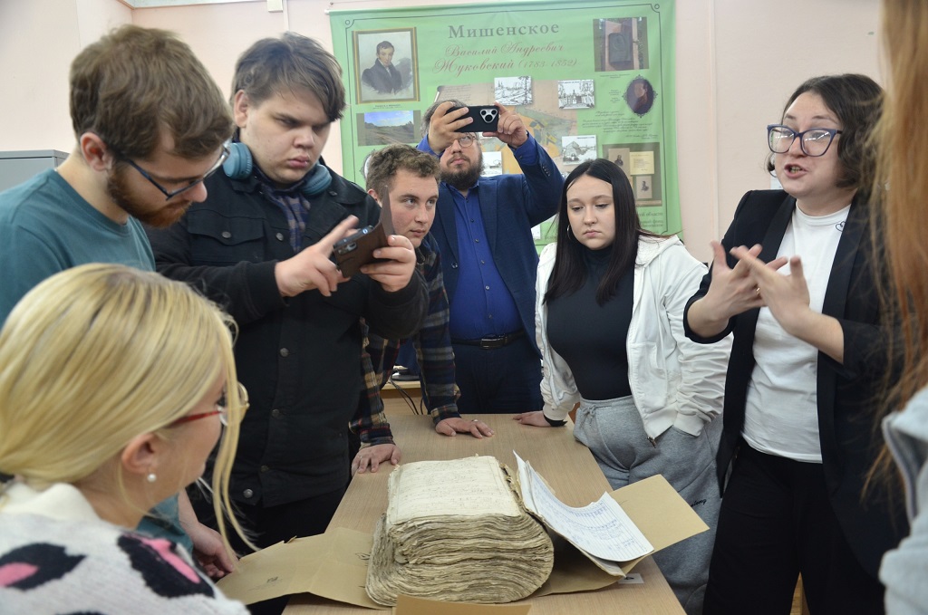 В образовательную программу включены дисциплины, позволяющие освоить профессию экскурсовода.