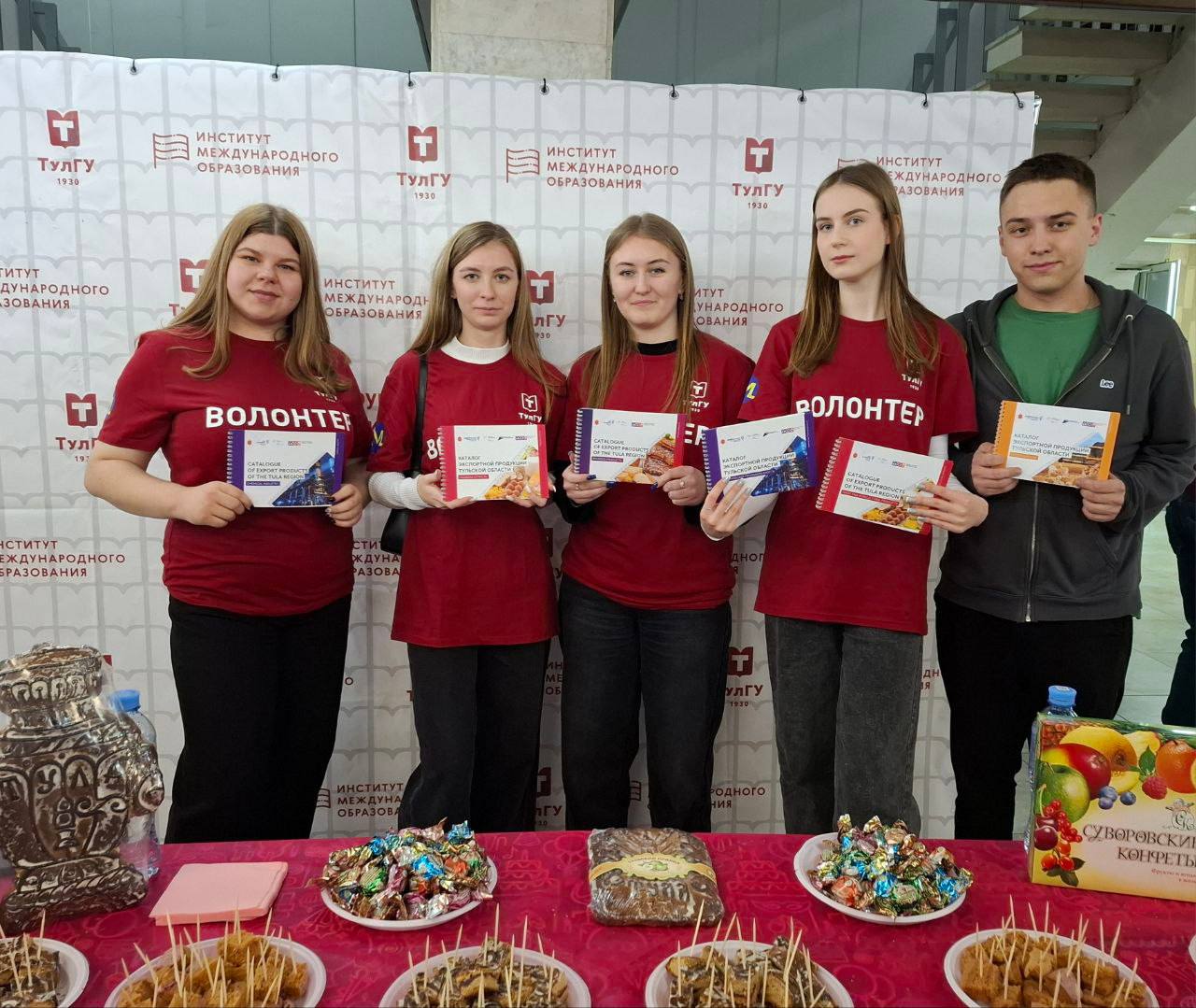 Студенты могут участвовать в работе стартап-студии и студии карьеры ТулГУ, студенческого научного общества института права и управления, студенческого экоклуба, волонтерского движения финансового просвещения.