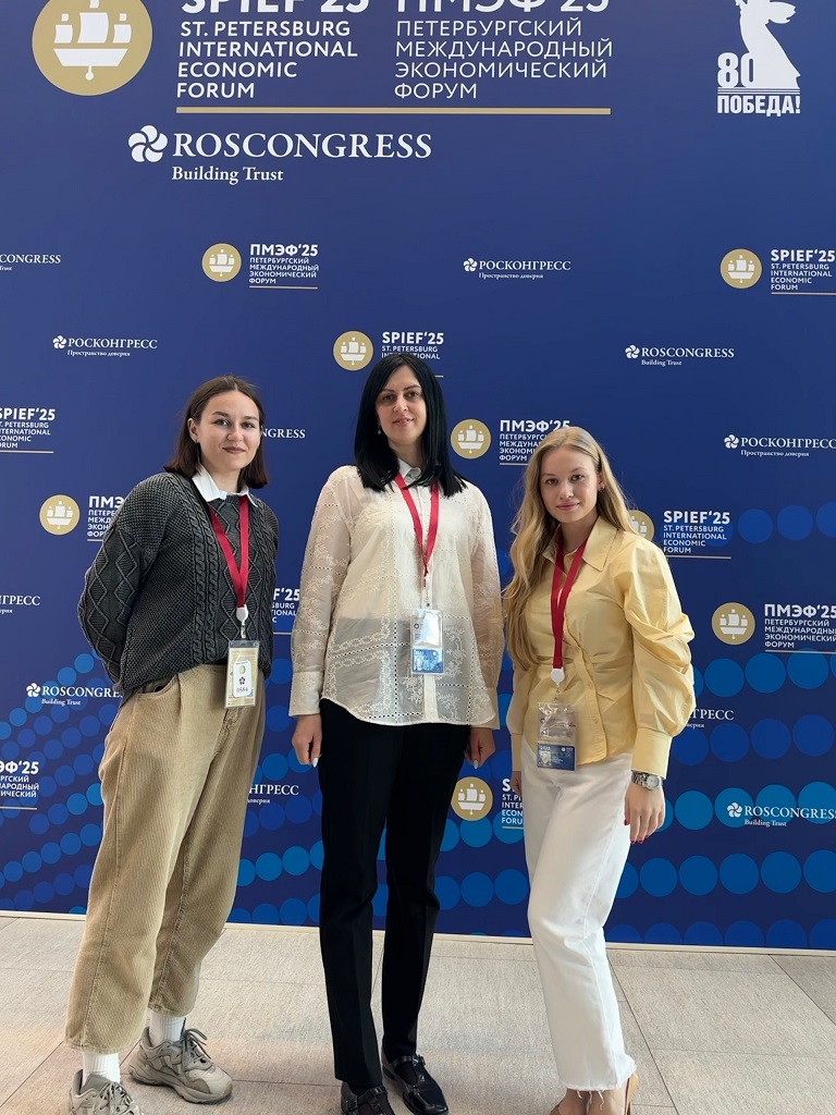 Практико ориентированное обучение. Учебные курсы разработаны с участием: государственных  органов и учреждений (в том числе, УФНС России по Тульской области, Минэкономразвития Тульской области, УМВД России по Тульской области, УФССП по Тульской области, Тульская таможня, Управление Федеральной антимонопольной службы по тульской области); крупных промышленных предприятий и финансовых организаций региона (АО "Евраз Ванадий", ПАО "КМЗ", ПАО "ВТБ", ПАО "СБЕРБАНК", АО "КБП"). Это даёт студентам возможность не только получать практико-ориентированные знания, но и проходить практики и стажировки в указанных организациях, участвовать в реальных проектах и получать рекомендации от потенциальных работодателей.