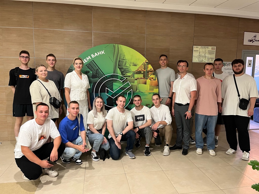 Многопрофильность университета. Наши студенты могут получить дополнительную квалификацию (цифровая кафедра), использовать современные инструменты для экономического моделирования и анализа данных, участвовать в межвузовских соревнованиях мероприятиях по экономической безопасности.