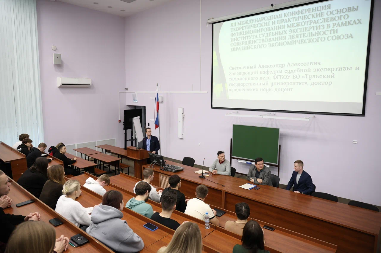 Развитая инфраструктура. Наши студенты имеют доступ к высокотехнологичным учебным компьютерным классам, обширной библиотечной базе с профессиональными изданиями и базами данных, спортивной и культурно досуговой инфраструктуре университета.