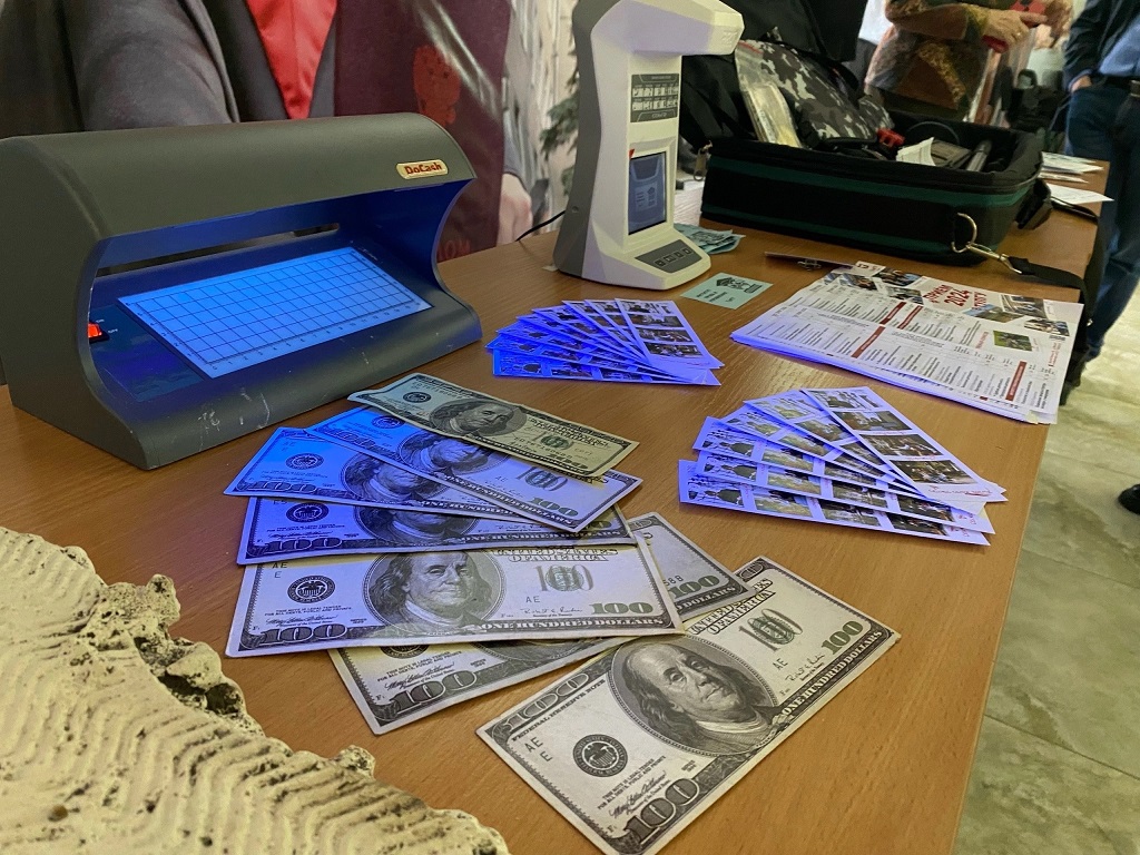 Это уникальное междисциплинарное образование, позволяющее получить обширные знания в ключевых областях: таможенное право, базовые юридические отрасли (административное, уголовное право, финансовое право и др.), экономика и финансы, товароведение, международные отношения и логистика. Это делает вас универсальным высококонкурентоспособным специалистом, который понимает полный цикл движения товара через границу.