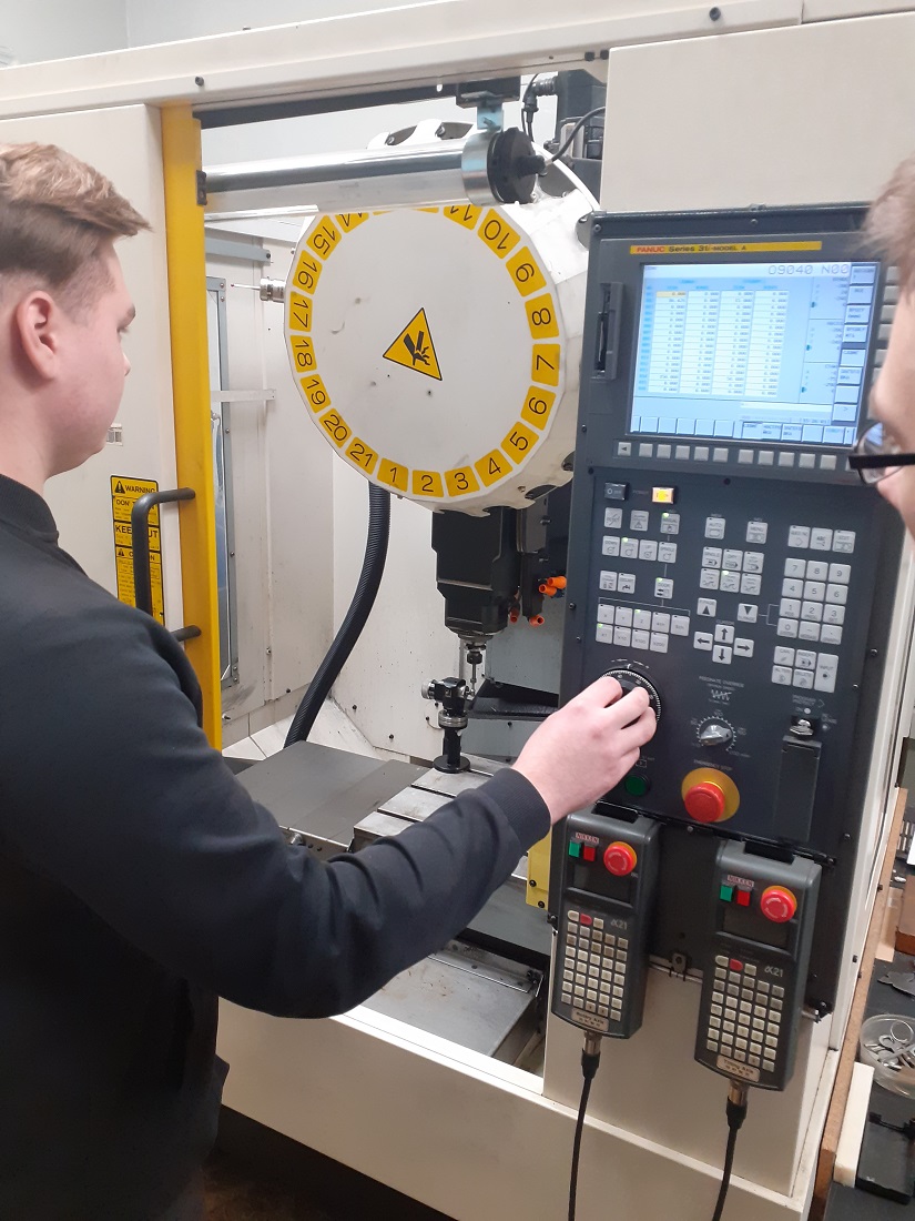 Кафедра имеет 3 современных станка с ЧПУ, используемых в учебном процессе – выпускник имеет практические навыки работы с оборудованием, что положительно приветствуется работодателем.