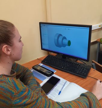 Студенты проходят практическую подготовку на действующих предприятиях, что позволяет своевременно сориентироваться со специализацией подготовки и подавляющее количество выпускников после завершения обучения знает, куда пойдёт работать.