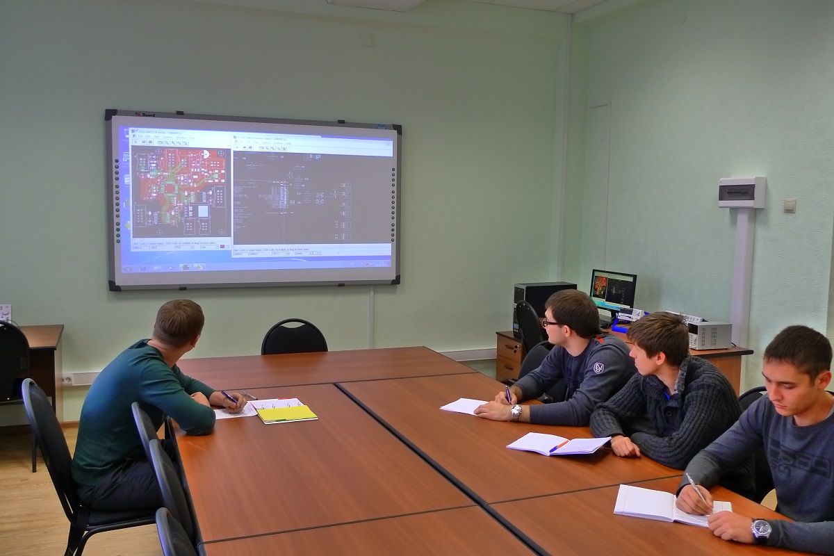 Фокус на ИИ интеграцию в мехатронику. В отличие от классических программ по мехатронике, мы делаем особый упор на внедрение элементов искусственного интеллекта в управляемые системы. Студенты осваивают не просто базовое программирование контроллеров, а разработку алгоритмов машинного обучения для адаптивного управления.