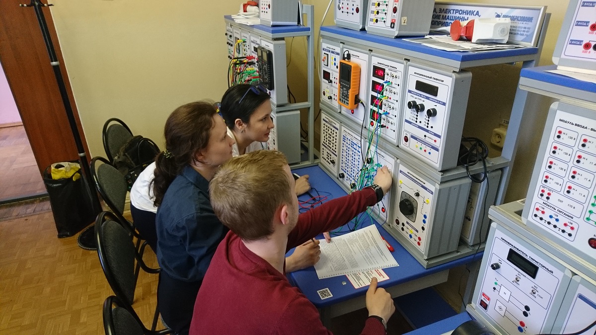 Проектно ориентированное обучение. Значительная часть учебного времени отводится на командные проекты с реальными техническими заданиями.