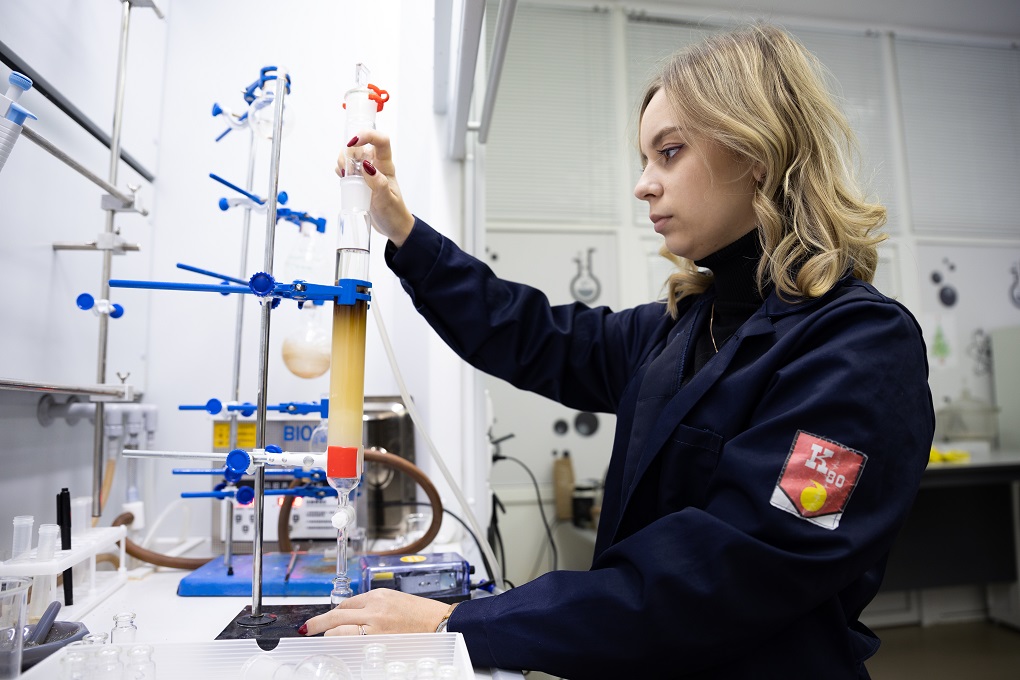 Интеграция образования, науки и производства. Учебный процесс строится на базе современных научных исследований, проводимых в БиоХимТех центре ТулГУ и Межуниверситетского научно-технического центра «Композит», где студенты проводят исследования в области новых композиционных и углеродных материалов. Особенности образовательной программы гарантируют, что выпускники будут готовы к работе на высокотехнологичных производствах и в научно исследовательских центрах, специализирующихся на работе с полимерными композитами.