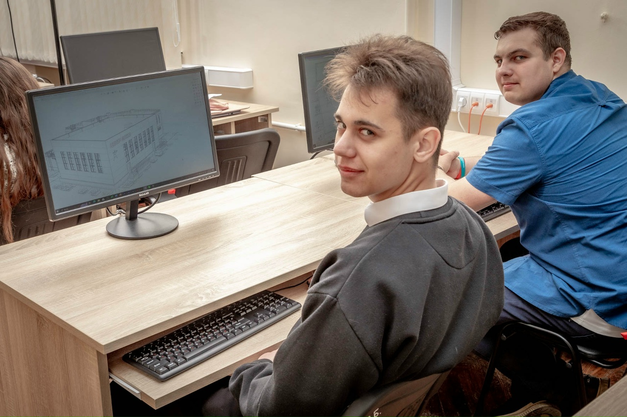 Студенты имеют возможность пройти достойно оплачиваемые стажировки у индустриальных партнеров и получить реальный опыт работы.