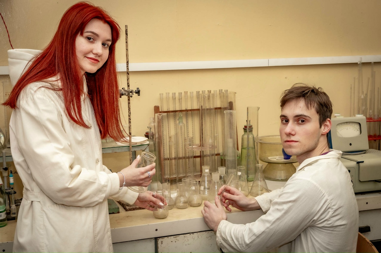 Студенты участвуют в кейс-турнирах, проводимых индустриальными партнерами, разрабатывают реальные проекты под руководством преподавателей, сопровождают их внедрение.