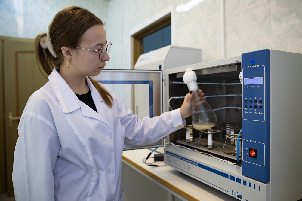 Значительный объем аудиторных занятий в лабораториях (в учебном плане не менее 40% времени отводится на практические занятия и лабораторные работы).