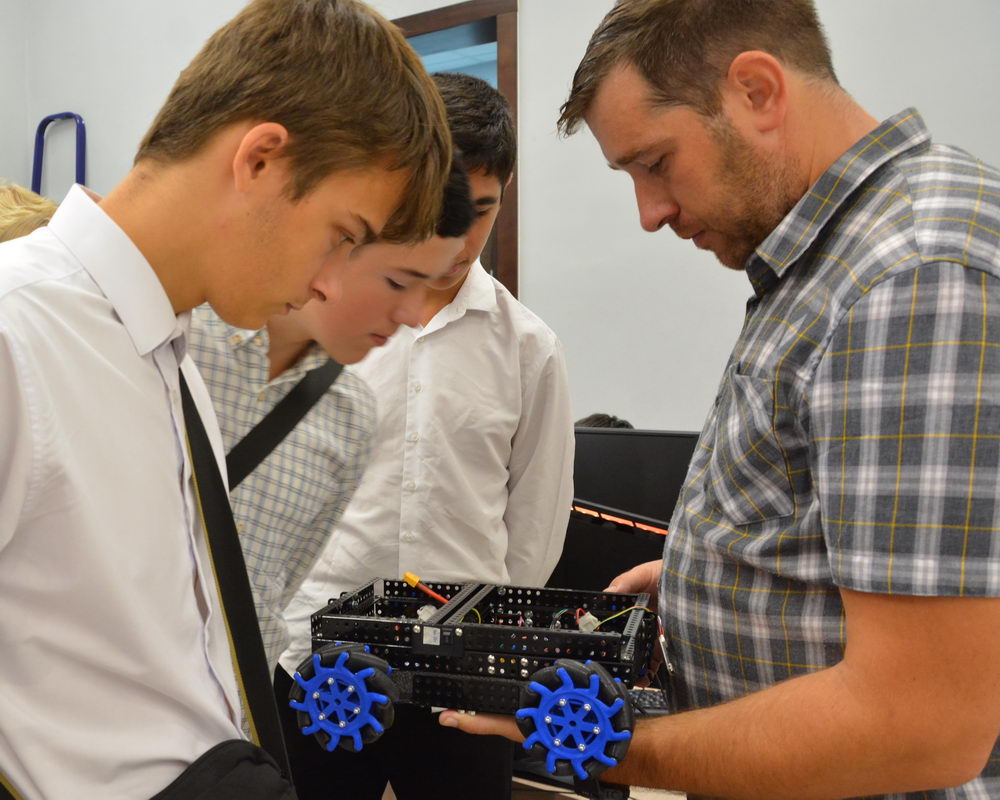 Реализация командно-проектного подхода к образованию. Это означает, что образовательный процесс строится на основе работы над конкретными инженерными и научными проектами, техническое задание на которые формируется индустриальными партнерами. Это позволяет уже в процессе обучения максимально подготовить молодых специалистов к решению реальных производственных задач и должно ускорить их адаптацию к профессиональной трудовой деятельности. Этому также способствуют все виды практик, предусмотренные учебным планом, которые проводятся на территории индустриальных партнеров с привлечением их ведущих специалистов. Таким образом, основной идеей является моделирование в образовательном процессе работы подразделения предприятия по проектированию нового изделия. Причем каждая проектная группа будет проходить полный цикл проектирования