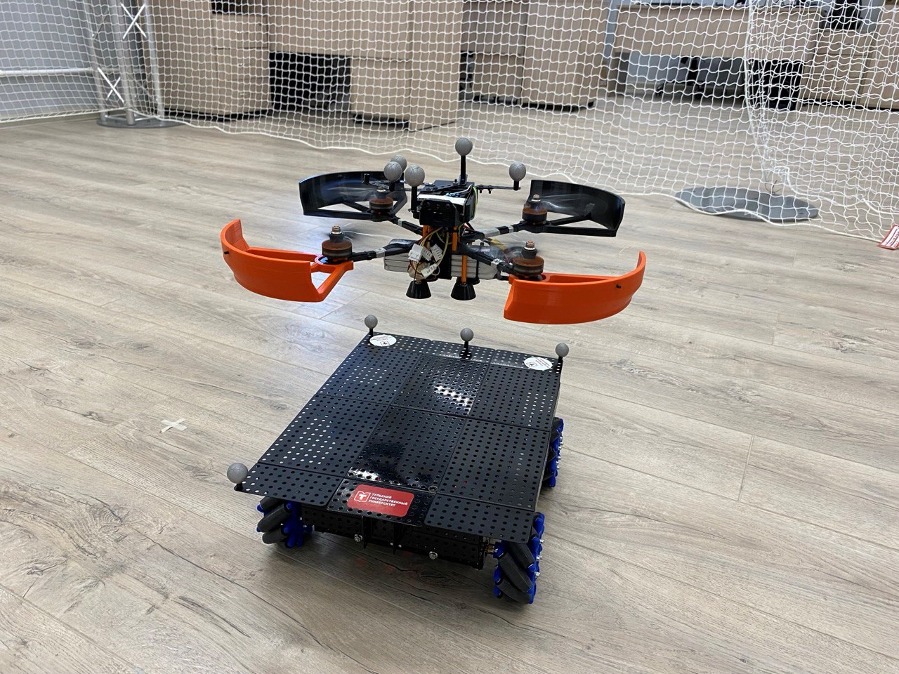 Системный подход, то есть образование нацелено не просто на получение информации, а на осознание сути процессов и явлений на базе хороших знаний фундаментальных дисциплин. Это позволяет на выходе получать системных инженеров, которые способны создавать принципиально новую технику, а не только эксплуатировать имеющуюся