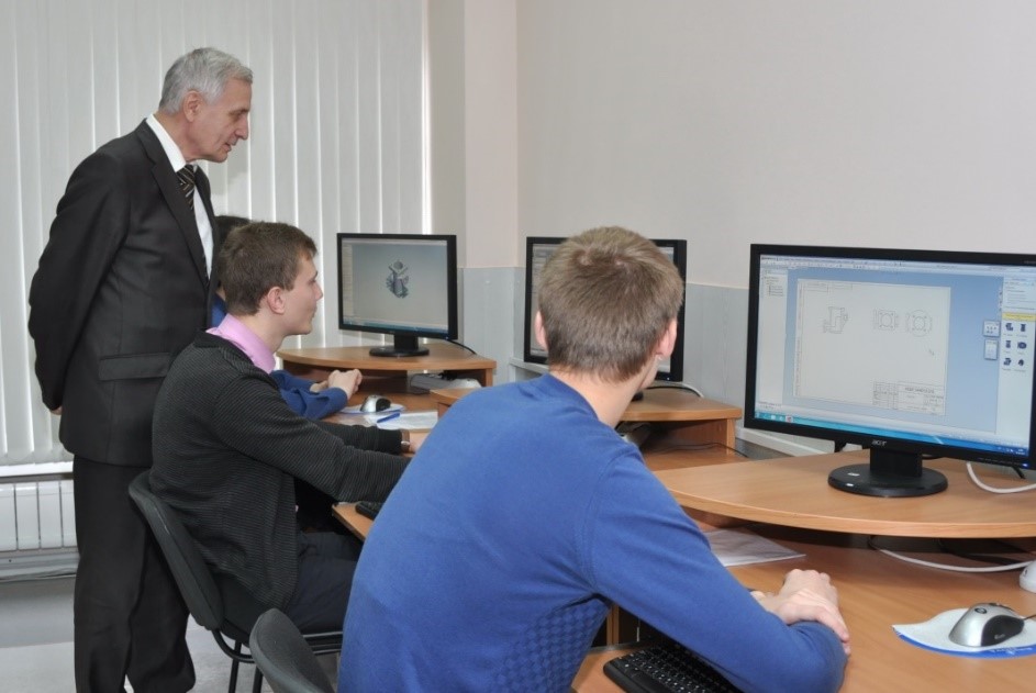 Занятия проходят в небольших группах, поэтому преподаватели могут видеть прогресс каждого студента, помогать и направлять индивидуально.