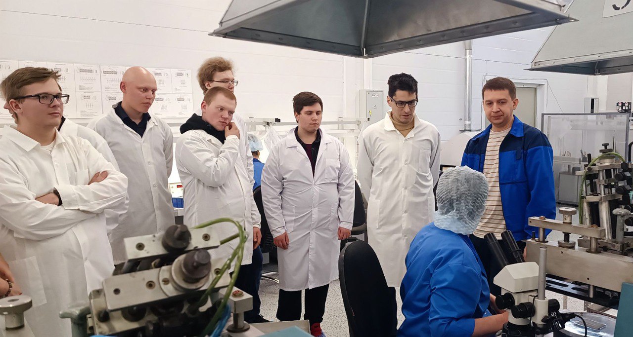 Возможность совмещения обучения с работой по специальности на профильных предприятиях.