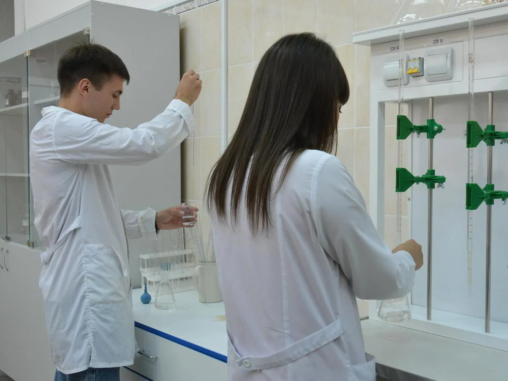 Междисциплинарность. Интеграция в классический университет позволяет студентам медицинского института  более глубоко погрузиться в фундаментальные дисциплины- химию, биологию, физику, анатомию - которые являются основой медицины. Учащиеся имеют возможность заниматься научно-исследовательской работой под руководством преподавателей любой кафедры вуза, что развивает интеллектуальный и творческий потенциал учащихся, позволяет использовать индивидуальную приверженность к тем или иным дисциплинам, а также поддерживается материально.