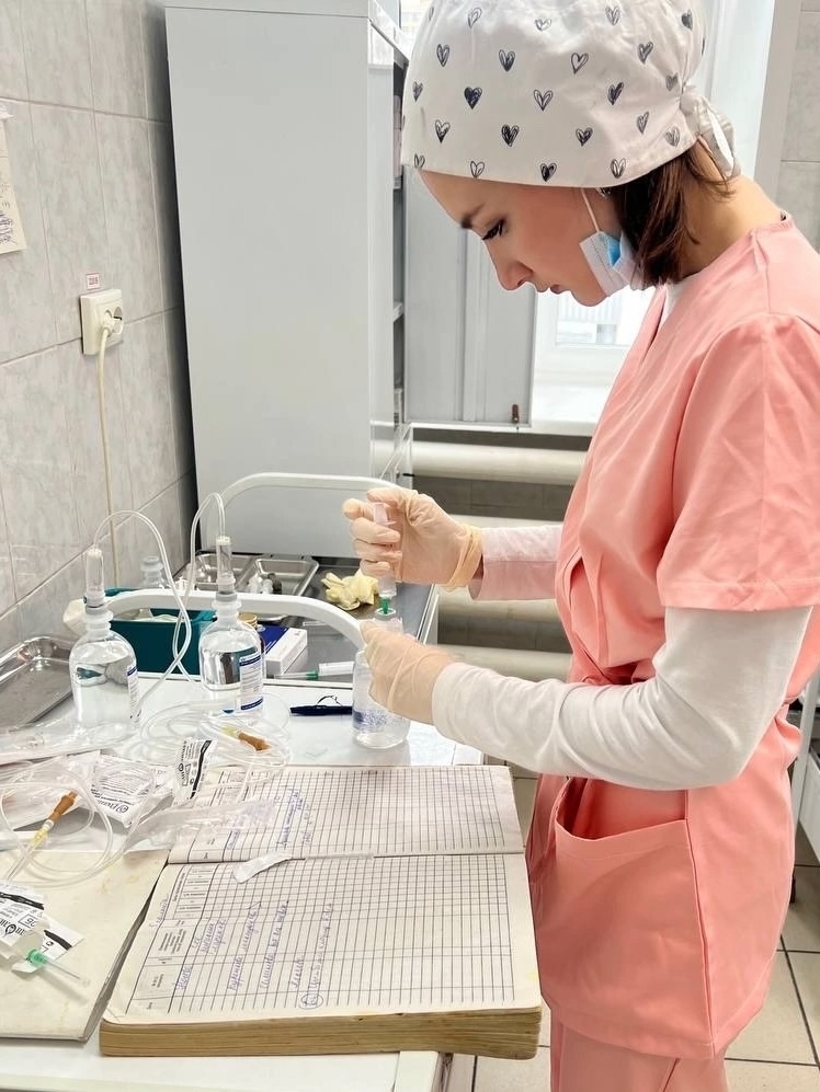 Работа во время студенчества. Студенты, успешно освоившие образовательные программы высшего медицинского образования по специальности "Лечебное дело" и «Педиатрия» в объеме 3 и более курсов могут получить сертификат и работать на должностях: медицинская сестра/медицинский брат, фельдшер по приему вызовов скорой медицинской помощи; фельдшер скорой медицинской помощи.