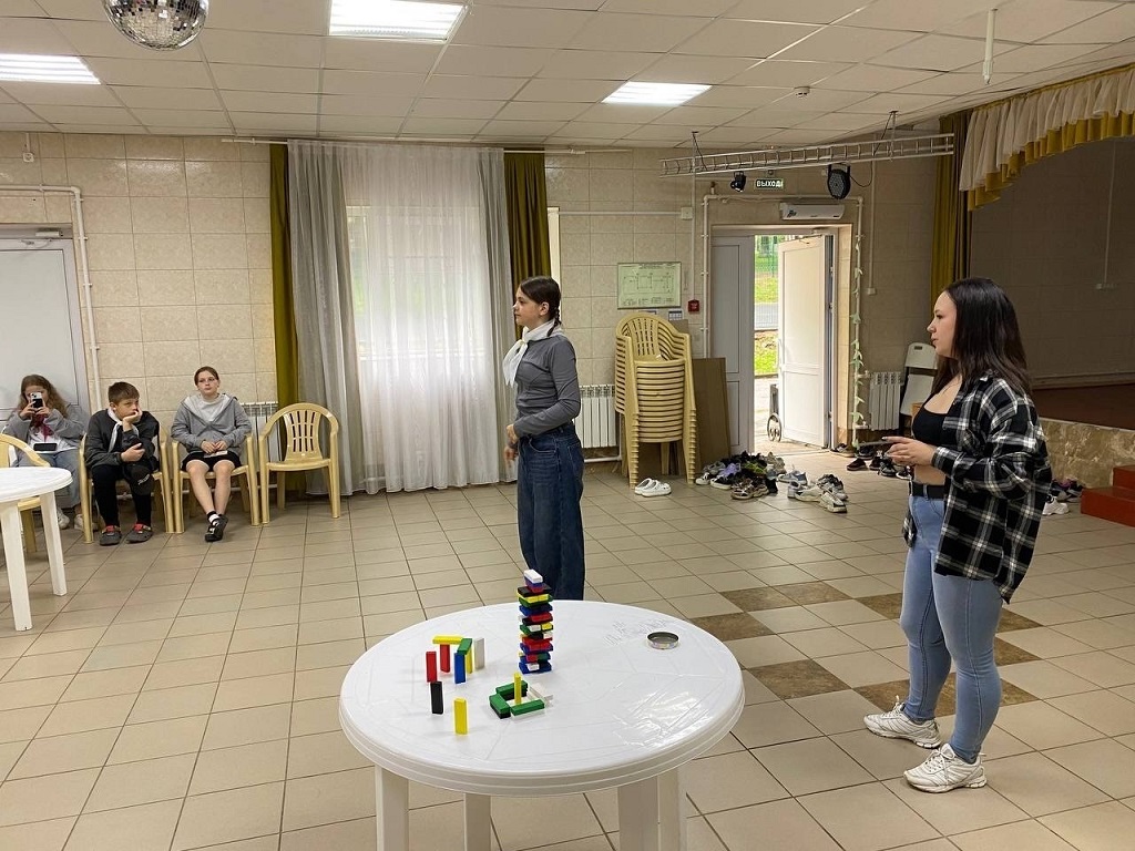 Программа «Детская и возрастная психология» представляет собой уникальное образовательное решение, которое отличается комплексным подходом к изучению развития личности ребёнка. В отличие от стандартных психологических курсов, здесь реализуется интегрированная система обучения, объединяющая классические теории с современными практиками работы с детьми.