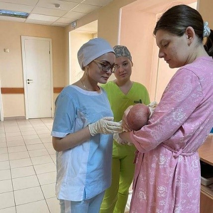 Работа во время студенчества. Студенты, успешно освоившие образовательные программы высшего медицинского образования по специальности "Лечебное дело" и «Педиатрия» в объеме 3 и более курсов могут получить сертификат и работать на должностях: медицинская сестра/медицинский брат, фельдшер по приему вызовов скорой медицинской помощи; фельдшер скорой медицинской помощи.
