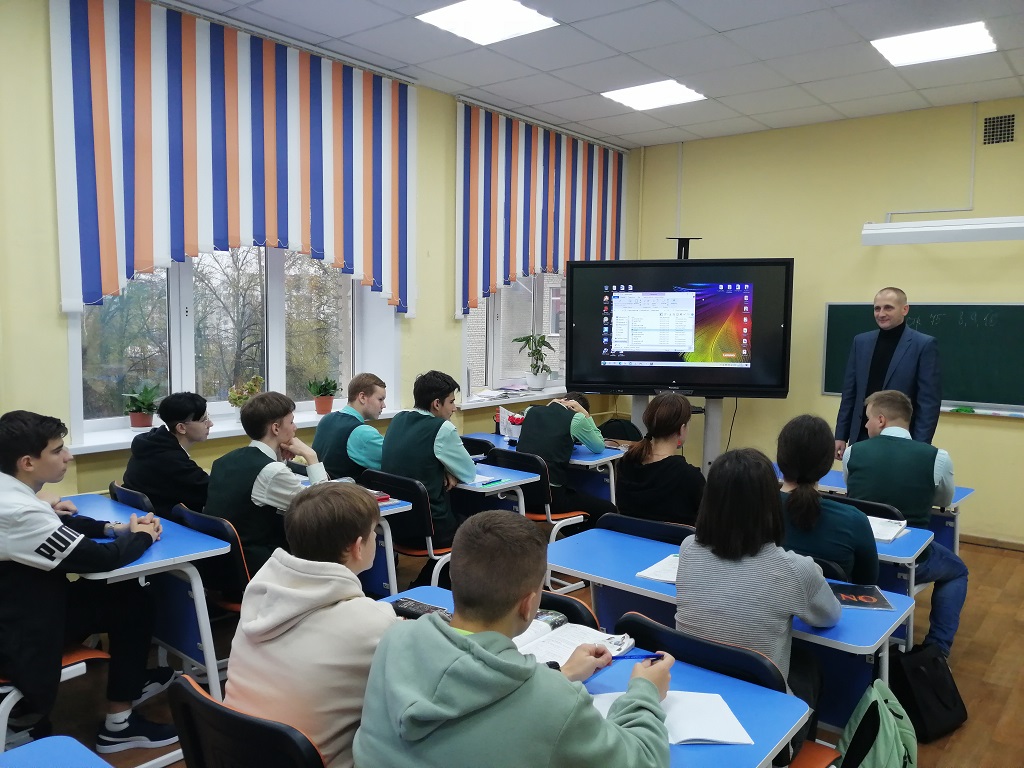 Высококвалифицированный профессорско-преподавательский состав кафедры «Радиоэлектроника» включает 2 профессора, 5 доцентов, ассистентов и аспирантов. Все преподаватели имеют практический опыт работы над реальными проектами в интересах предприятий ЦФО.