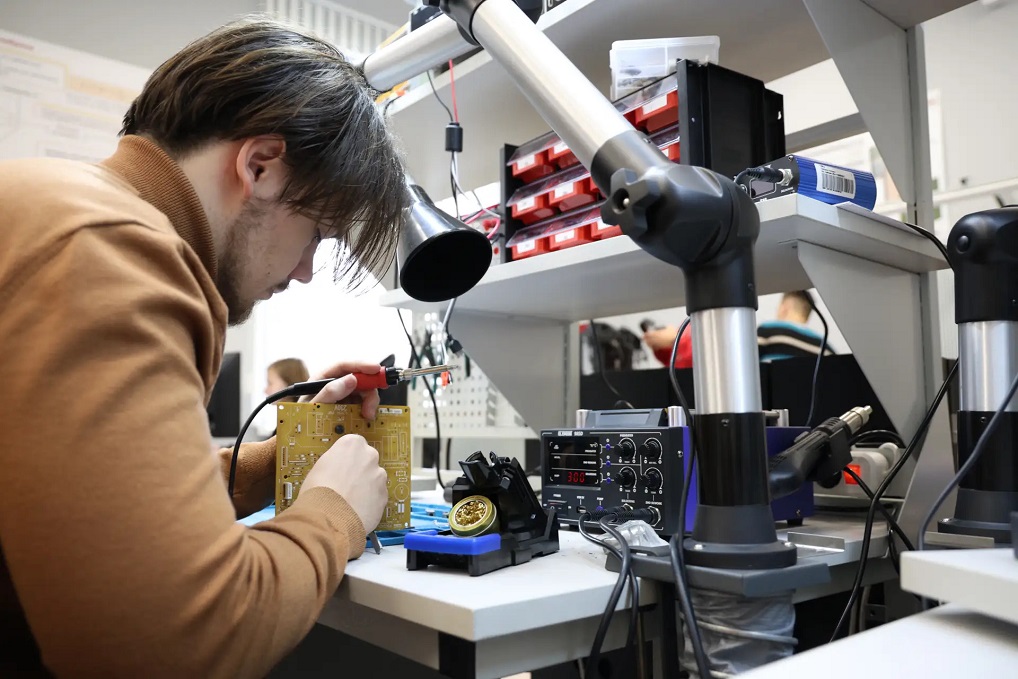 Проектная работа студентов под руководством преподавателей-наставников, в том числе в рамках текущих научно-исследовательских и опытно-конструкторских работ, выполняемых кафедрой «Радиоэлектроника».