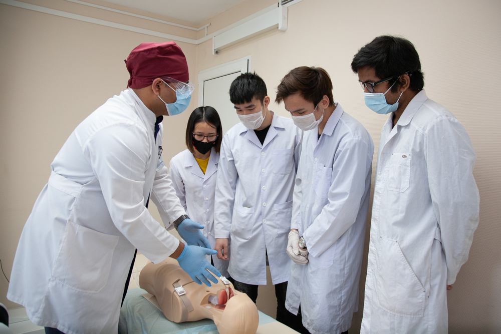 The Simulation Center is fully integrated in the educational process, for the accreditation of graduates and specialists undergoing advanced training. Here, students begin to practice practical skills, manipulations, surgical and resuscitation techniques on simulators and models before working with patients in real clinical settings.