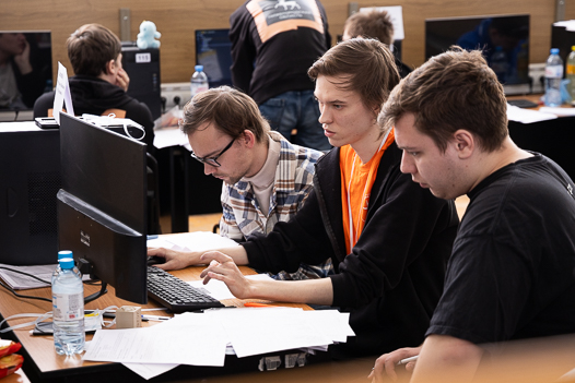 Дивизионы программистов вступили в интеллектуальный бой