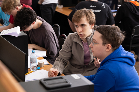 Дивизионы программистов вступили в интеллектуальный бой