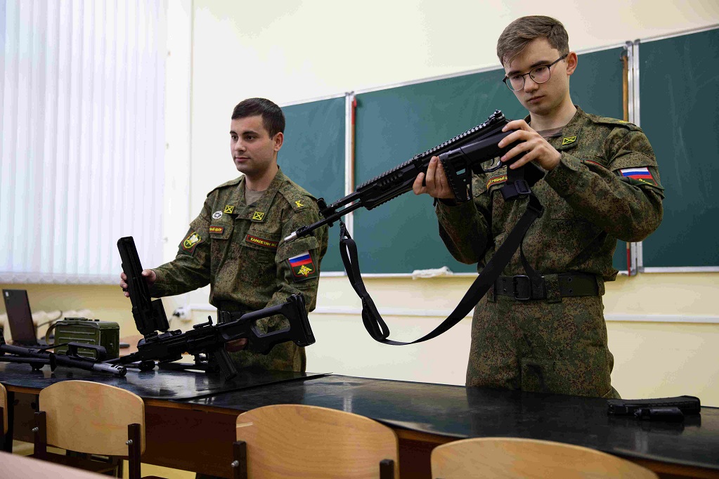 Занятия проходят в небольших группах, поэтому преподаватели могут видеть прогресс каждого студента, помогать и направлять индивидуально.