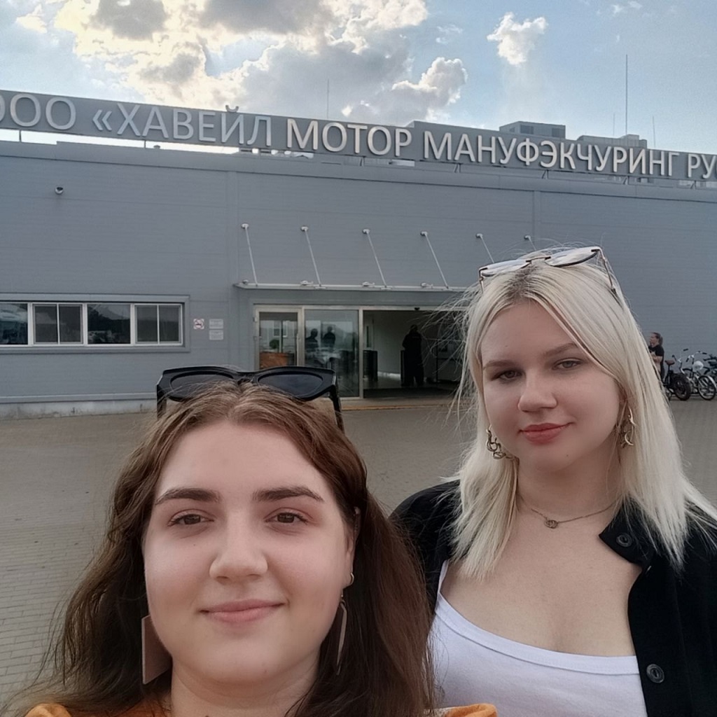 Distinctive feature of the educational program is its versatility and exceptional relevance in Russia's modern digital economy. During their studies, students continuously interact with regional employers from all sectors of the real economy, have the opportunity to actively participate in various competitions, and receive grants and scholarships for individual achievements.