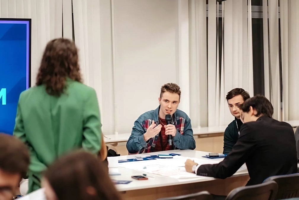 Students participate in research and team projects, case championships and hackathons from the first years of study, as well as doing internships at IT companies and leading enterprises of the region, gaining real-world experience in developing modern software systems.