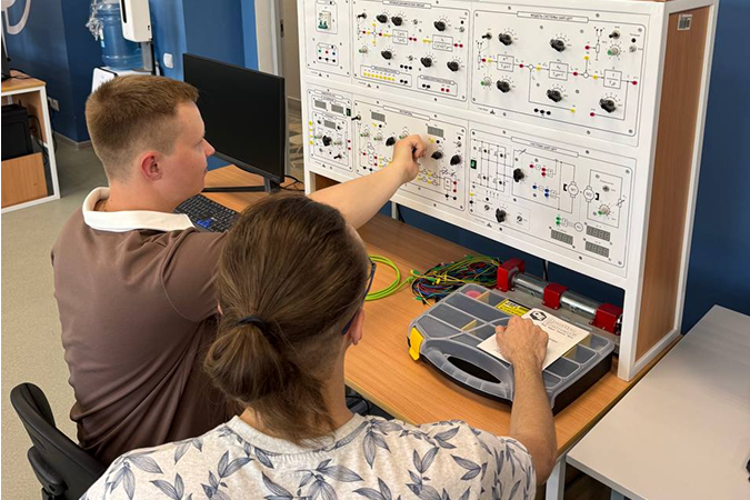 Students participate in case-tournaments held by industrial partners and develop robotic products and technologies under the guidance of teachers.