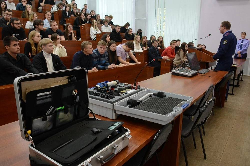 More than 85% of this program's teachers are Candidates and Doctors of Legal Sciences, with an average age of 40 years.