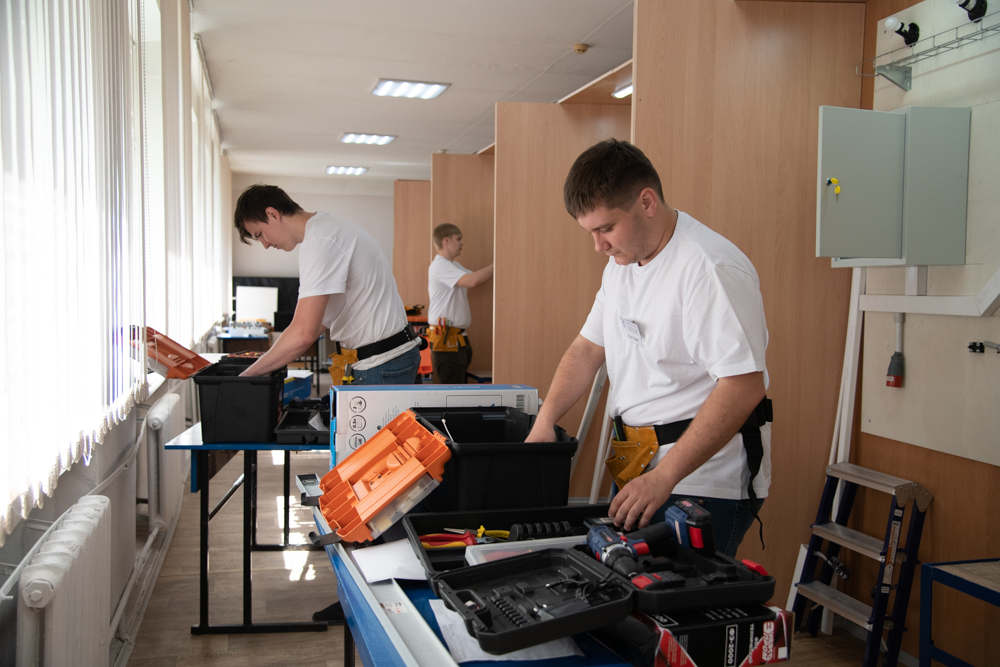 Знания, которые ценят работодатели: образовательная программа входит в федеральный проект «Профессионалитет» и разработана с участием работодателей, входящих в состав кластера «Машиностроение». В программе особое внимание уделяется практическим навыкам и актуальным требованиям промышленности.