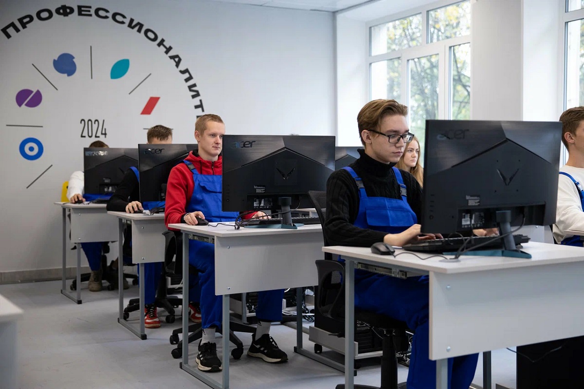 Знания, которые ценят работодатели: образовательная программа входит в федеральный проект «Профессионалитет» и разработана с участием работодателей, входящих в состав кластера «Машиностроение». В программе особое внимание уделяется практическим навыкам и актуальным требованиям промышленности.