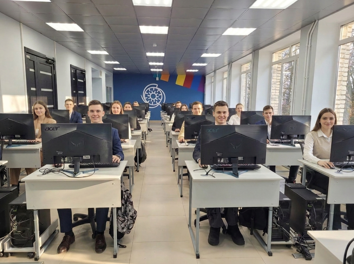 Широкий спектр изучаемых технологий: программа охватывает основные направления разработки ПО, чтобы вы могли выбрать свою нишу или быть универсальным специалистом. Вы изучите языки программирования, базы данных, веб-разработку, основы тестирования ПО, управление проектами, операционные системы и сети)