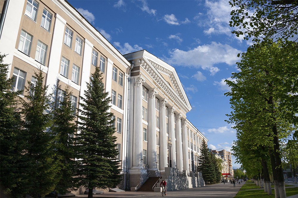 Доступ к университетской инфраструктуре и ресурсам:
Библиотеки, лаборатории, спортивные комплексы: будучи частью ТулГУ, колледж предоставляет своим студентам доступ к той же инфраструктуре, что и студентам университета. Это означает, что вы можете пользоваться современными лабораториями, обширными библиотечными фондами, спортивными залами и другими ресурсами;
Научные и культурные мероприятия: вы можете участвовать в конференциях, выставках и других мероприятиях, которые проводятся в университете;
Преподавательский состав:   часть дисциплин ведут преподаватели из числа профессорско-преподавательского состава ТулГУ.