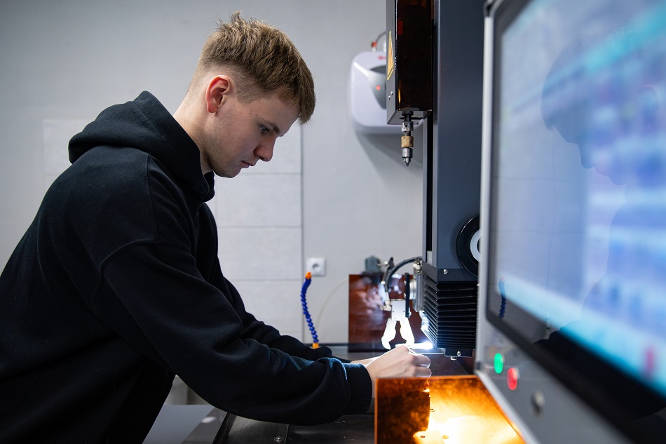 A deep dive into the physics of processes, not just the machine's buttons. We train not just operators, but developers and technology optimizers. To achieve this, we place a strong emphasis on fundamental disciplines.